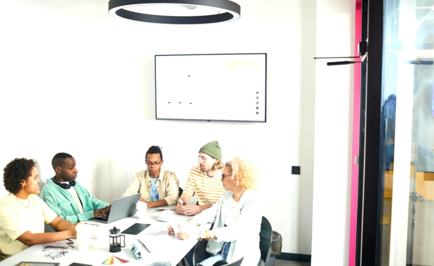 Arbeitsumgebung mit Fokus auf Teaminteraktion